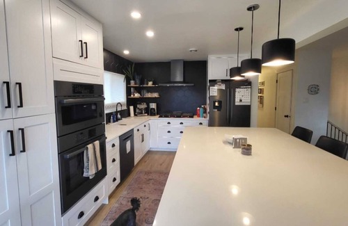 Sidney Casa | Newly Renovated 3 Bedroom Suite in Beautiful Sidney by the Sea (NO Cleaning fee)