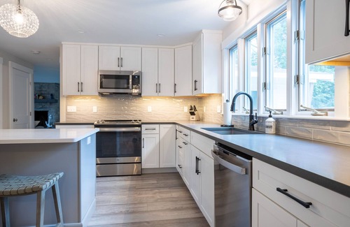Rye Casa | Newly Renovated 4 Bedroom Steps Away from Jenness Beach