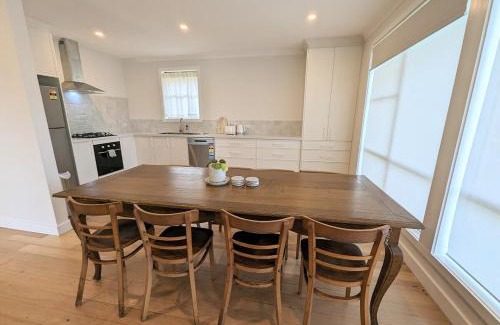 Mornington Casa | Newly renovated 4 mins from beach and main street
