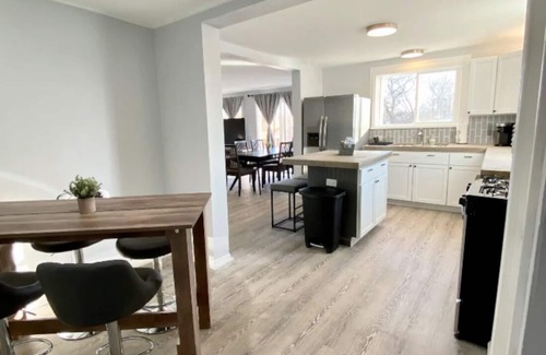 Aurora Casa | Newly Renovated 4BR 2BA House