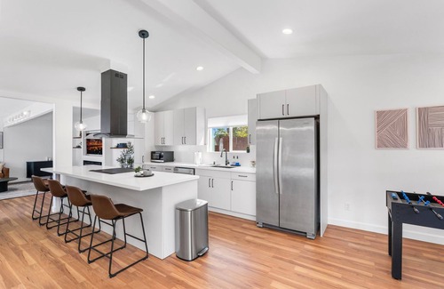 Serra Mesa Casa | Modern Family Retreat w/Putting Green, Fire Pit - Near Zoo, Beaches, Downtown