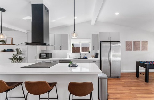 Serra Mesa Casa | Modern Family Retreat w/Putting Green, Fire Pit - Near Zoo, Beaches, Downtown