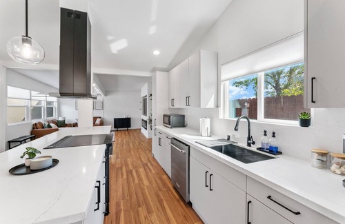 Serra Mesa Casa | Modern Family Retreat w/Putting Green, Fire Pit - Near Zoo, Beaches, Downtown