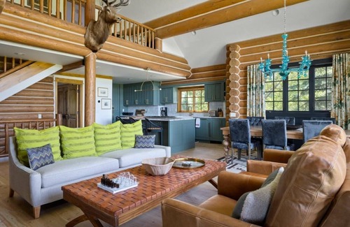 Victor Cabina | Newly renovated 5-bedroom cabin - luxury amenities & resort access