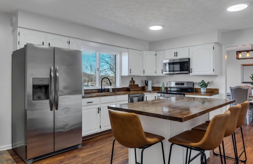 Cadiz Casa | Newly Renovated 5BR – Lake Barkley Stay