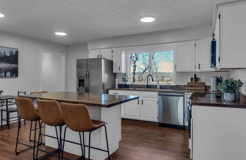 Cadiz Casa | Newly Renovated 5BR – Lake Barkley Stay
