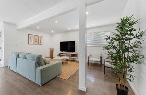 Port Arthur Casa | Newly Renovated 6BR 3BA Port Arthur Holiday Home with Hot Tub