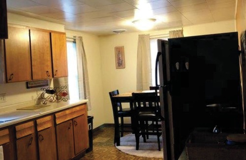 Ashtabula Apartamento | Piso recientemente renovado y decorado en planta alta con garaje adjunto.