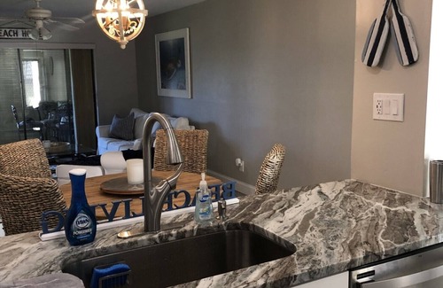 Iona Condominio | Newly Renovated and Near Beaches Cinnamon Cove Gated Community