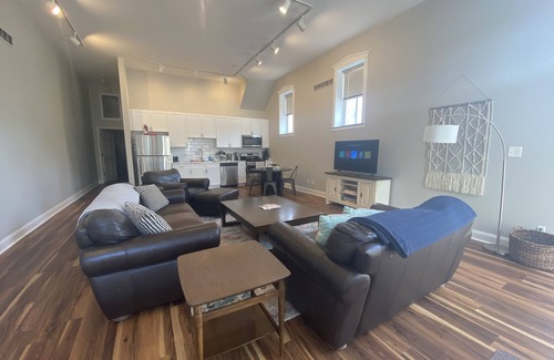 Lafayette Square Condominio | Newly Renovated Apartment IDEAL 4 LONG STAYS Close to Downtown Lafayette Square