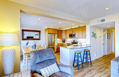 Folly Field Condominio | Newly renovated beachfront condo with pool, tennis, restaurants, gym, & balcony