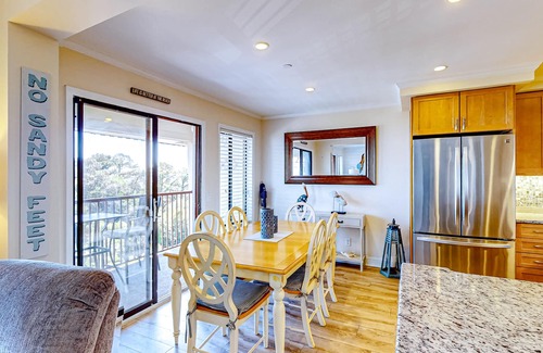 Folly Field Condominio | Newly renovated beachfront condo with pool, tennis, restaurants, gym, & balcony
