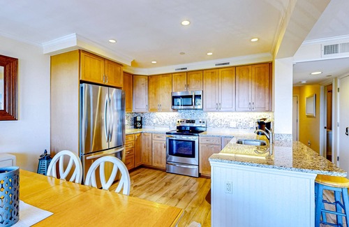 Folly Field Condominio | Newly renovated beachfront condo with pool, tennis, restaurants, gym, & balcony