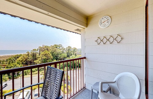 Folly Field Condominio | Newly renovated beachfront condo with pool, tennis, restaurants, gym, & balcony
