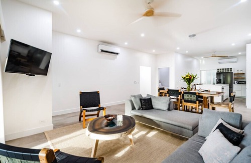Playa Langosta Apartamento | Newly Renovated, Beachfront, 2 bedroom Condo on Exclusive Langosta Beach!