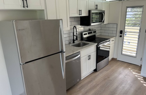 Makaha Apartamento | Newly Renovated Beachfront Studio with Free Parking and All-in-one Washer/Dryer