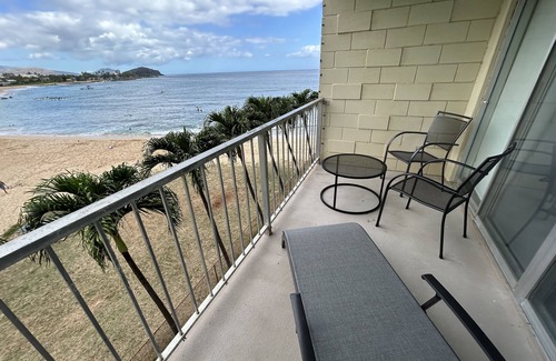 Makaha Apartamento | Newly Renovated Beachfront Studio with Free Parking and All-in-one Washer/Dryer