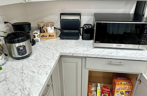 Newington Casa | Newly Renovated & Bright 2BR, Family-Friendly, Near DC