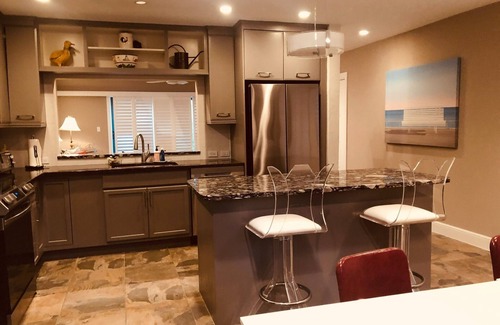 Old Naples Cabaña | Newly renovated bungalow in of Old Naples~Walk to 5th Avenue, the park & more