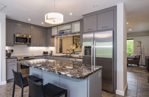 Old Naples Cabaña | Newly renovated bungalow in of Old Naples~Walk to 5th Avenue, the park & more