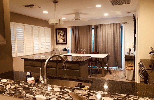 Old Naples Cabaña | Newly renovated bungalow in of Old Naples~Walk to 5th Avenue, the park & more