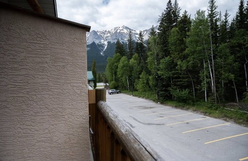 Harvie Heights Casa | Newly Renovated Cabiny Townhouse near Banff Gate