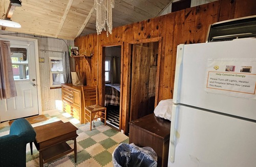 Lindsay Cabina | Newly Renovated 2 Bedroom Cabin - Sandy Beach/Firepit/Boating & More