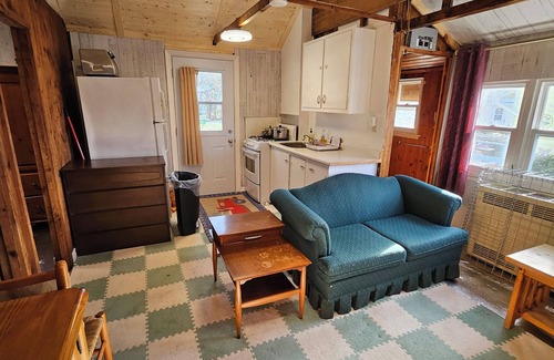 Lindsay Cabina | Newly Renovated 2 Bedroom Cabin - Sandy Beach/Firepit/Boating & More