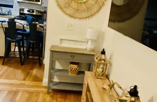 Easton's Point Cabaña | Newly Renovated - Charming Cottage by Easton's Beach
