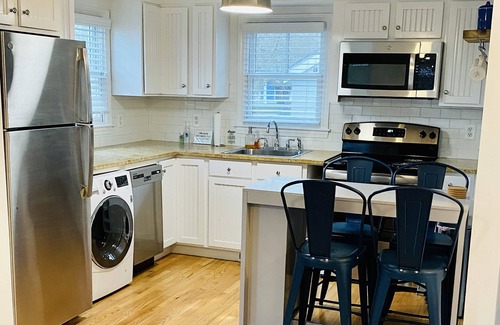 Easton's Point Cabaña | Newly Renovated - Charming Cottage by Easton's Beach