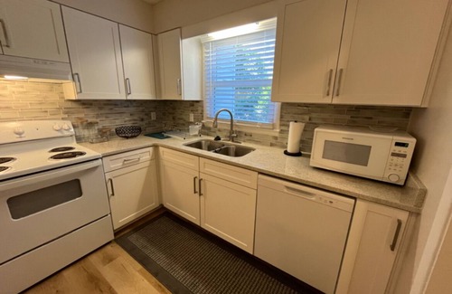 Terry Sanford Condominio | Newly renovated condo in a quiet community with convenient access to town!