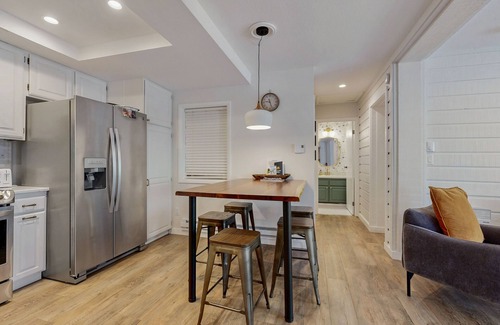 Elkhorn Village Condominio | Newly Renovated Condo with Fireplace, Fast WiFi, Balcony & Shared Pool/Hot Tub
