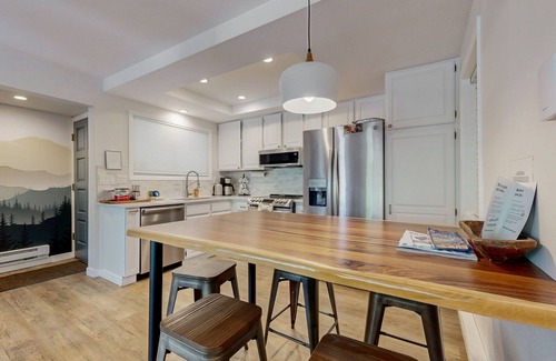 Elkhorn Village Condominio | Newly Renovated Condo with Fireplace, Fast WiFi, Balcony & Shared Pool/Hot Tub