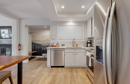 Elkhorn Village Condominio | Newly Renovated Condo with Fireplace, Fast WiFi, Balcony & Shared Pool/Hot Tub
