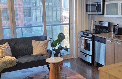 Beaconsfield Village Condominio | Newly Renovated Condo in Downtown Toronto