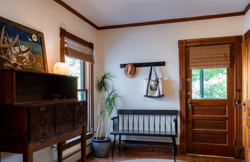 Charlotte Condominio | Newly Renovated Condo in Former Historic Inn