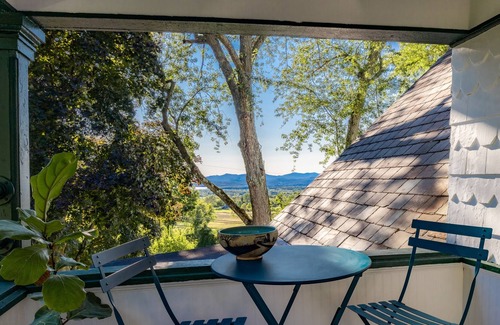 Charlotte Condominio | Newly Renovated Condo in Former Historic Inn