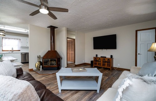 Woodstock Cabaña | Newly Renovated Cottage near Lake Allatoona.