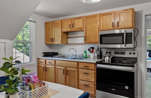 Springfield Apartamento | Newly Renovated Cozy 2-bedroom1-bath with a Luxurious Massage Chair