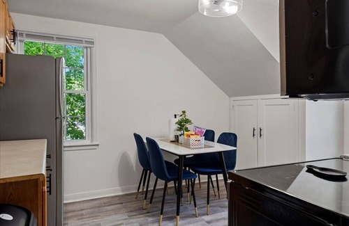 Springfield Apartamento | Newly Renovated Cozy 2-bedroom1-bath with a Luxurious Massage Chair
