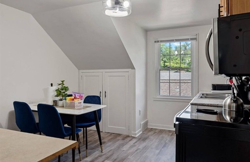 Springfield Apartamento | Newly Renovated Cozy 2-bedroom1-bath with a Luxurious Massage Chair
