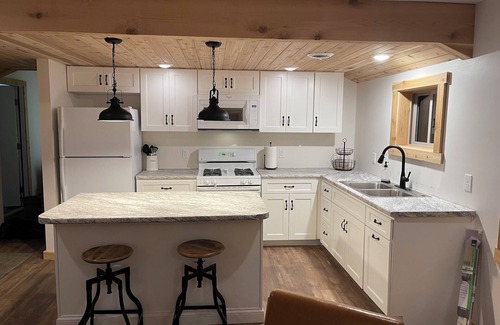 Higgins Lake Cabina | Newly renovated cozy cabin, walking distance to beach and park.