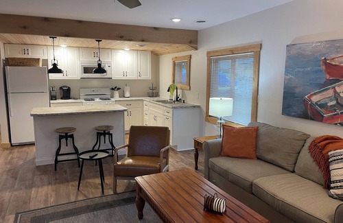 Higgins Lake Cabina | Newly renovated cozy cabin, walking distance to beach and park.