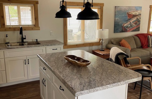 Higgins Lake Cabina | Newly renovated cozy cabin, walking distance to beach and park.