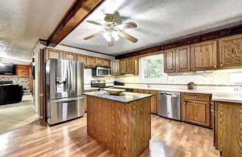 Snellville Cabina | NEWLY RENOVATED Cozy Elegant Cabin Good for Large Groups