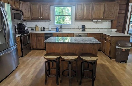 Snellville Cabina | NEWLY RENOVATED Cozy Elegant Cabin Good for Large Groups