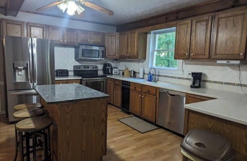 Snellville Cabina | NEWLY RENOVATED Cozy Elegant Cabin Good for Large Groups