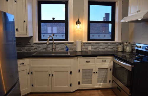 Storm Lake Apartamento | Newly Renovated family-sized apartment downtown, lots of light!
