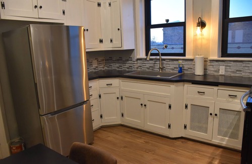 Storm Lake Apartamento | Newly Renovated family-sized apartment downtown, lots of light!