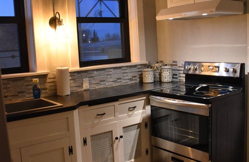 Storm Lake Apartamento | Newly Renovated family-sized apartment downtown, lots of light!